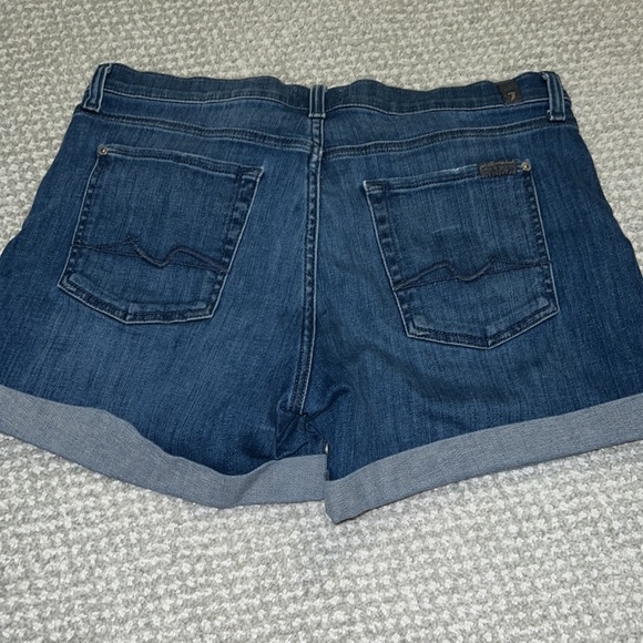 💙 7 For All Mankind💙 NWOT HighRise Rolled Denim Shorts in Shoreline. Size 31. - Picture 3 of 4